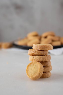 Fırından yeni çıkmış beyaz arka planda şekerli kurabiye.