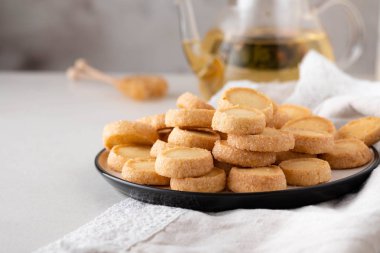 Fırından yeni çıkmış beyaz arka planda şekerli kurabiye.