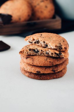 Çikolata kurabiye beyaz masada. Çikolatalı kurabiye vurdu. Tonlu görüntü.