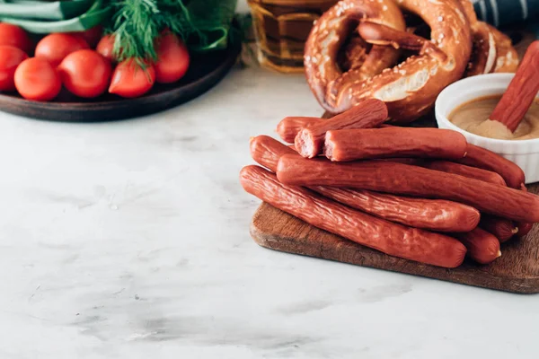 Comida Oktoberfest Lanches Cerveja Apetitosos Para Grande Empresa Salsichas Grelhadas — Fotografia de Stock