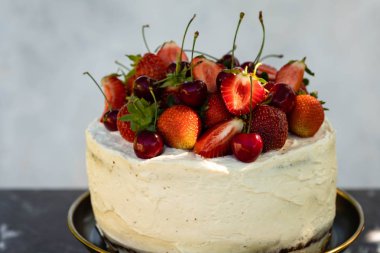 Bir yaz zemin üzerine çilek pasta. Doğum günü ve yaz konsepti.