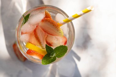 Soğuk taze limonata içmek çilek ve limon ile kapatın. Seçici odak. Üstten görünüm.