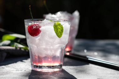 Kiraz, buz ve nane cam ile yaz berry limonata. Yaz konsepti.