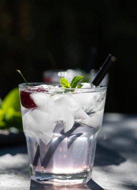 Kiraz, buz ve nane cam ile yaz berry limonata. Yaz konsepti.