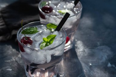 Kiraz, buz ve nane cam ile yaz berry limonata. Yaz konsepti.