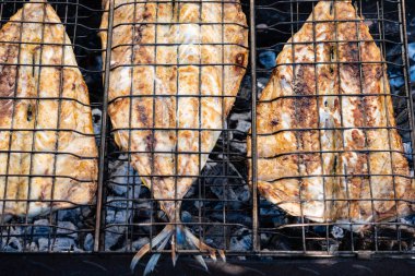 Kavrulmuş balık uskumru pişmiş ızgara, üstten görünüm, yakın çekim.