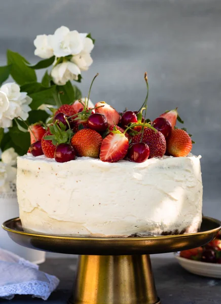 Torta Con Las Bayas Sobre Fondo Veraniego Concepto Cumpleaños Verano — Foto de Stock