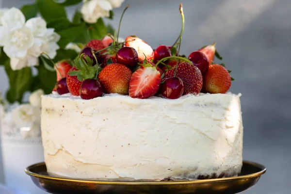 Torta Con Las Bayas Sobre Fondo Veraniego Concepto Cumpleaños Verano — Foto de Stock