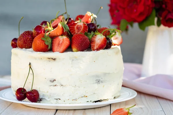 Torta Con Las Bayas Sobre Fondo Veraniego Concepto Cumpleaños Verano — Foto de Stock