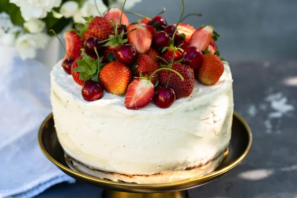 Torta Con Las Bayas Sobre Fondo Veraniego Concepto Cumpleaños Verano — Foto de Stock