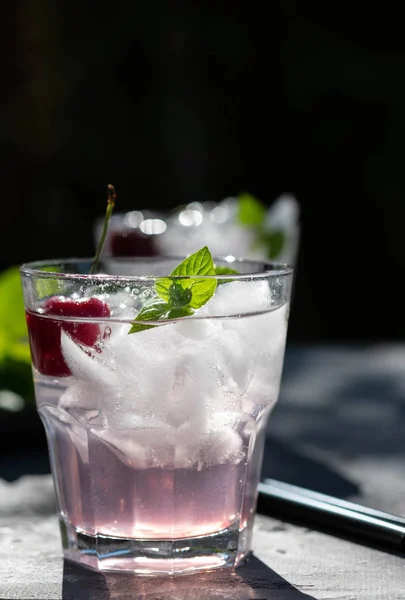 Limonata Estiva Frutti Bosco Con Ciliegia Ghiaccio Menta Vetro Concetto — Foto Stock