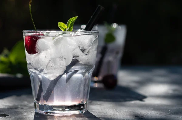 Limonada Baga Verão Com Cereja Gelo Hortelã Vidro Conceito Verão — Fotografia de Stock