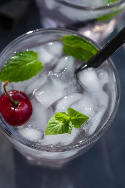 Hideg Limonádé Menta Cseresznye Jég Hűtött Ital Szemközti Nézet — Stock Fotó