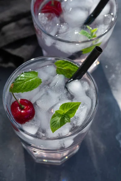 Limonata Fredda Con Menta Ciliegia Ghiaccio Bevanda Fresca Vista Dall — Foto Stock