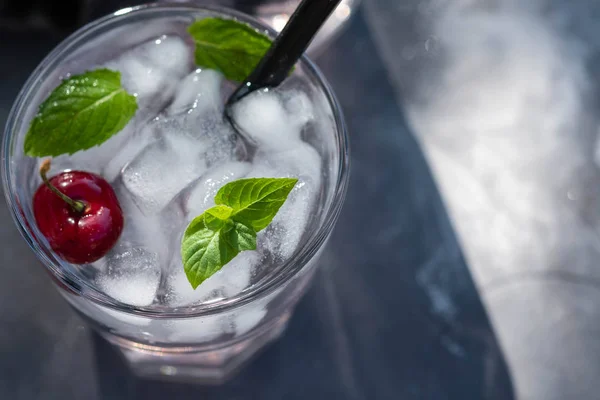 Limonata Fredda Con Menta Ciliegia Ghiaccio Bevanda Fresca Vista Dall — Foto Stock