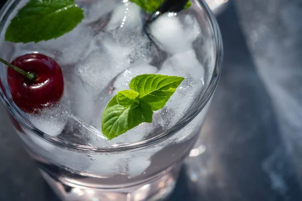 Kalte Limonade Mit Minze Kirsche Und Eis Gekühltes Getränk Ansicht — Stockfoto