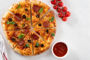 Pepperoni dilim lezzetli taze pizzayla beyaz bir arka plan üzerinde kesmek. Üstten görünüm. Pizzaya beyaz masa.