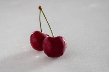 Beyaz arka planda izole edilmiş kiraz meyveleri..