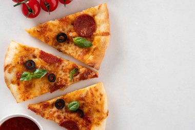 Pepperoni dilim lezzetli taze pizzayla beyaz bir arka plan üzerinde kesmek. Üstten görünüm. Pizzaya beyaz masa.
