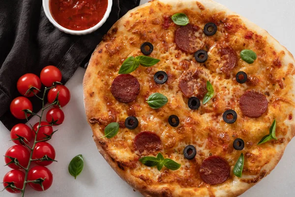Hete Pepers Pizza Witte Stenen Achtergrond Lekkere Pizza Met Salami — Stockfoto