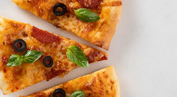 Pepperoni dilim lezzetli taze pizzayla beyaz bir arka plan üzerinde kesmek. Üstten görünüm. Pizzaya beyaz masa.