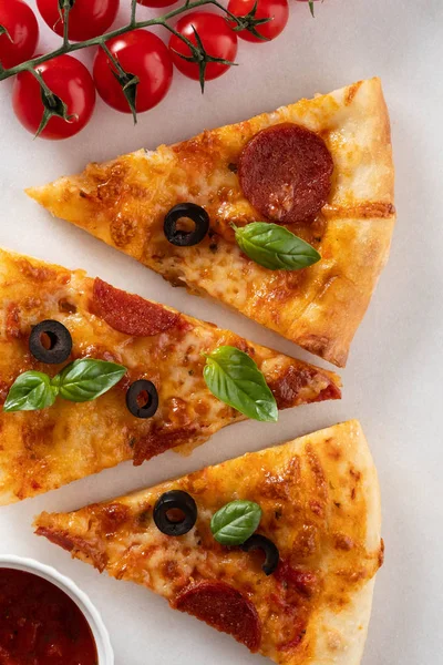 Pepperoni dilim lezzetli taze pizzayla beyaz bir arka plan üzerinde kesmek. Üstten görünüm. Pizzaya beyaz masa.