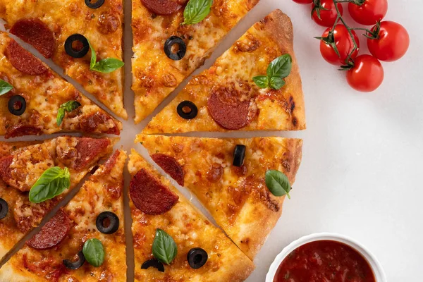 Pepperoni dilim lezzetli taze pizzayla beyaz bir arka plan üzerinde kesmek. Üstten görünüm. Pizzaya beyaz masa.