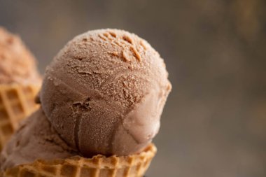 Ev yapımı çikolatalı dondurma waffle koniler ve bitter çikolata parçaları 