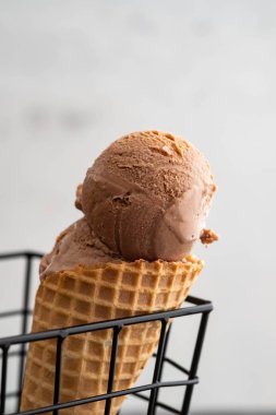 Ev yapımı çikolatalı dondurma waffle koniler ve bitter çikolata parçaları 