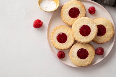 Beyaz arka plan üzerinde reçelli kurabiye. Üstten görünüm.