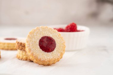 Geleneksel Noel Linzer kurabiye tatlı ile reçel plaka, portre, kopya alanı.