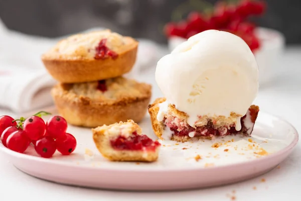 Морозиво Печиво Червоною Смородиною Білому Тлі — стокове фото