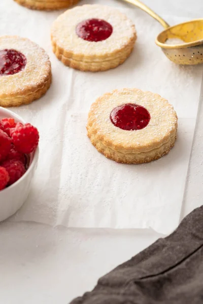 Galletas Tradicionales Navidad Linzer Con Mermelada Dulce Plato Primer Plano — Foto de Stock