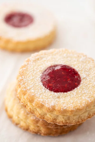 Biscotti Tradizionali Linzer Natale Con Marmellata Dolce Sul Piatto Primo — Foto Stock