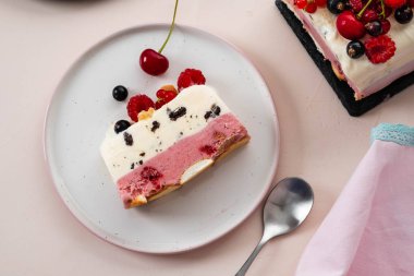 Yaz tatlı tedavi, semifreddo orman meyve ve çilek ile.