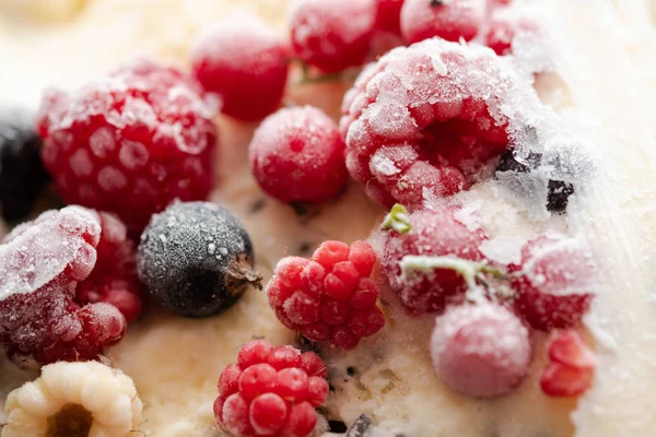 Ciasto Pyszne Lody Mrożonych Jagód Selektywny Fokus — Zdjęcie stockowe