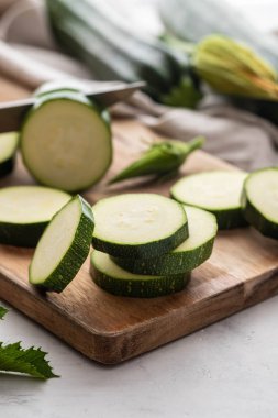 Masada yeşil kabak dilimleri. Sağlıklı kavramı.