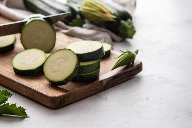 Masada yeşil kabak dilimleri. Sağlıklı kavramı.