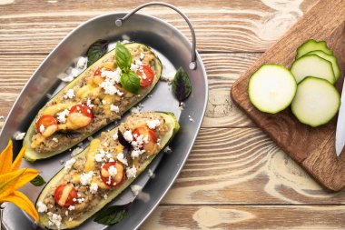 Kabak tekne zemin sığır eti, mantar, domates sosu ve parmesan peyniri ile doldurulmuş.