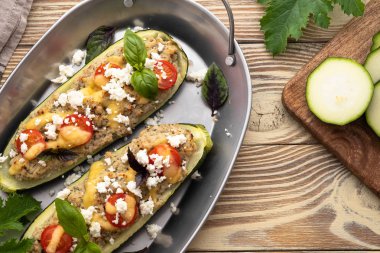 Kabak tekne zemin sığır eti, mantar, domates sosu ve parmesan peyniri ile doldurulmuş.