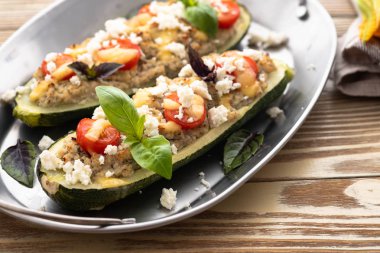 Kabak tekne zemin sığır eti, mantar, domates sosu ve parmesan peyniri ile doldurulmuş.