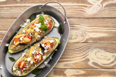 Kabak tekne zemin sığır eti, mantar, domates sosu ve parmesan peyniri ile doldurulmuş.