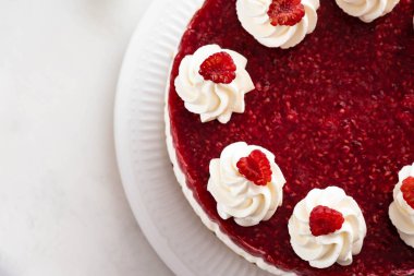 Ahududu cheesecake taze ahududu ve nane ile. Üstten görünüm.