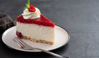 Taze ahududu ve beyaz tabakta nane yapraklı cheesecake dilimi. Boşluğu kopyala.