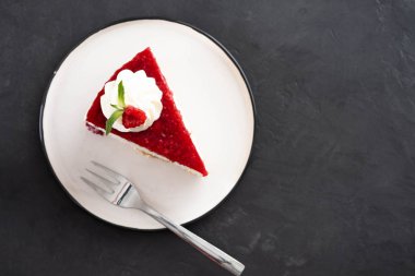 Nane ile ahududu cheesecake closeup üstten görünüm beyaz plaka üzerinde bırakır. Kopya alanı.