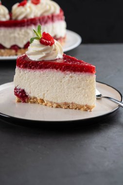 Taze ahududu ve beyaz tabakta nane yapraklı cheesecake dilimi. Boşluğu kopyala.