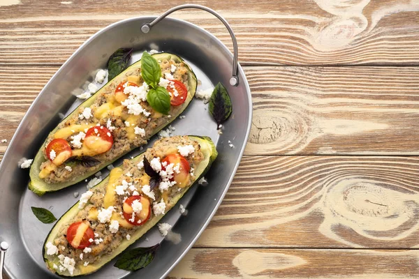 Kabak tekne zemin sığır eti, mantar, domates sosu ve parmesan peyniri ile doldurulmuş.