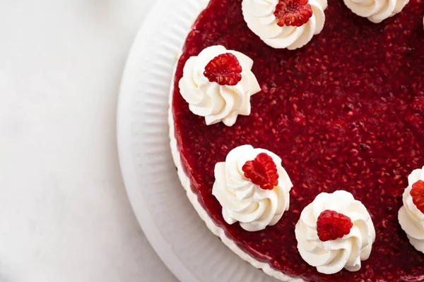 Ahududu cheesecake taze ahududu ve nane ile. Üstten görünüm.