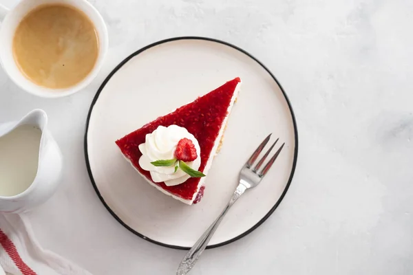 Nane ile ahududu cheesecake closeup üstten görünüm beyaz plaka üzerinde bırakır. Kopya alanı.