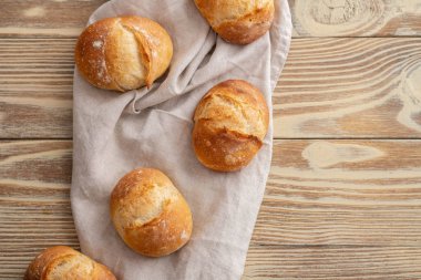 Ahşap masa arka plan üzerinde pişmiş ekmek ürün yelpazesine. Kopya alanı.